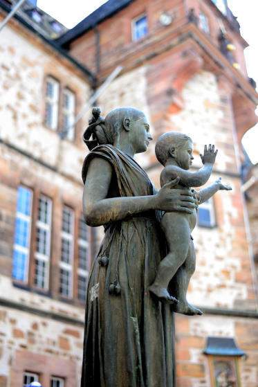 Scheidung Marburg - Krag Immobilien - Sophie von Brabant Statue